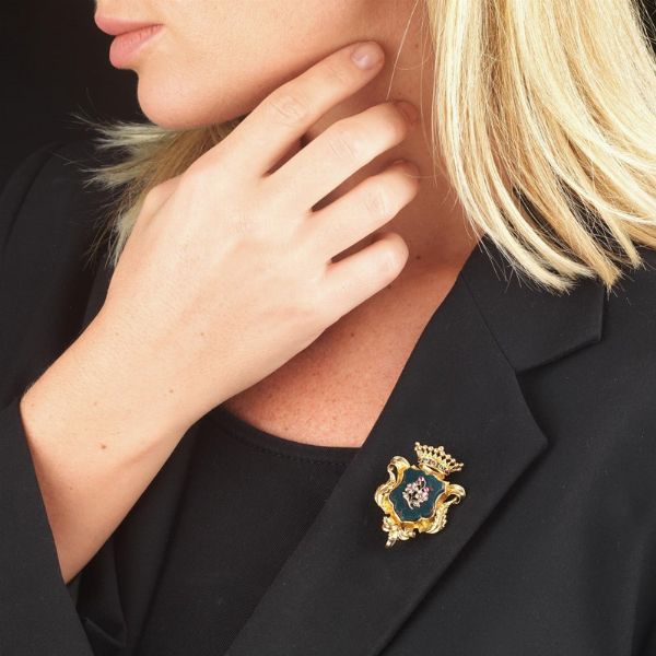 SPILLA A FORMA DI STEMMA CON DIASPRO SANGUIGNO  - Asta Gioielli - Associazione Nazionale - Case d'Asta italiane