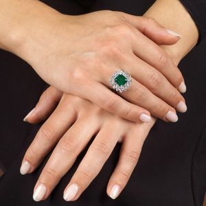 ANELLO FLOREALE CON SMERALDO ZAMBIA E DIAMANTI  - Asta Gioielli - Associazione Nazionale - Case d'Asta italiane