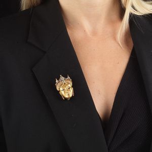 SPILLA FIGURATA CON ZAFFIRI  - Asta Gioielli - Associazione Nazionale - Case d'Asta italiane