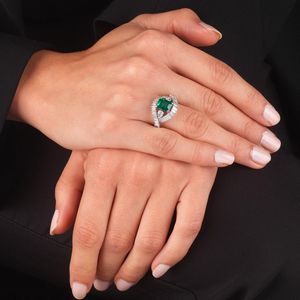 ANELLO CON SMERALDO ZAMBIA E DIAMANTI  - Asta Gioielli - Associazione Nazionale - Case d'Asta italiane
