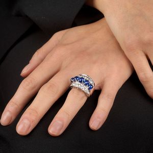 ANELLO A FASCIA CON ZAFFIRI E DIAMANTI  - Asta Gioielli - Associazione Nazionale - Case d'Asta italiane