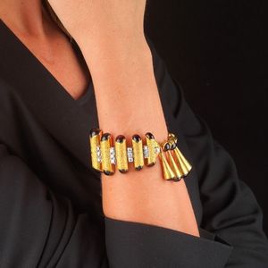 BRACCIALE AD AMPIA FASCIA CON DIAMANTI E GRANATI  - Asta Gioielli - Associazione Nazionale - Case d'Asta italiane
