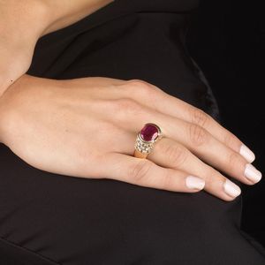 GRANDE ANELLO CHEVALIER CON RUBINO BIRMANO E DIAMANTI  - Asta Gioielli - Associazione Nazionale - Case d'Asta italiane