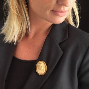 SPILLA CON INTAGLIO SU PIETRA LAVICA  - Asta Gioielli - Associazione Nazionale - Case d'Asta italiane