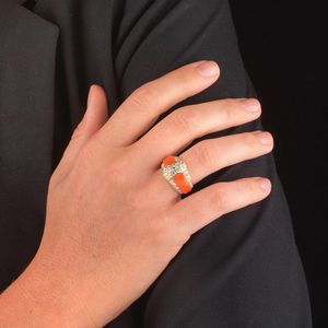 VAN CLEEF & ARPELS ANELLO A FASCIA CON CORALLO E DIAMANTI  - Asta Gioielli - Associazione Nazionale - Case d'Asta italiane