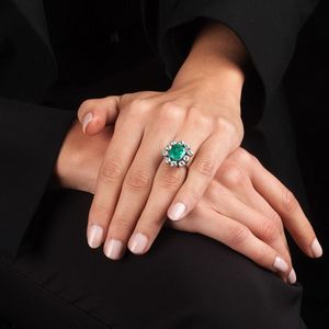 ANELLO A MARGHERITA CON SMERALDO E DIAMANTI  - Asta Gioielli - Associazione Nazionale - Case d'Asta italiane