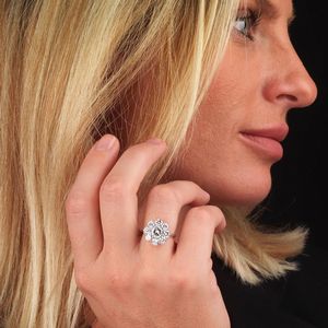 ANELLO A MARGHERITA CON DIAMANTI  - Asta Gioielli - Associazione Nazionale - Case d'Asta italiane