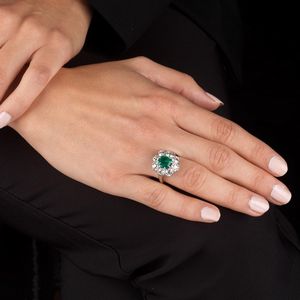 ANELLO A MARGHERITA CON SMERALDO COLOMBIANO E DIAMANTI  - Asta Gioielli - Associazione Nazionale - Case d'Asta italiane