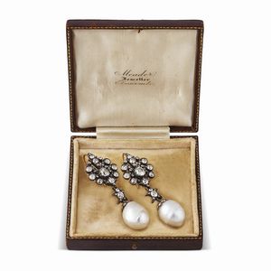 PAIO DI ORECCHINI PENDENTI CON PERLE NATURALI E DIAMANTI  - Asta Gioielli - Associazione Nazionale - Case d'Asta italiane