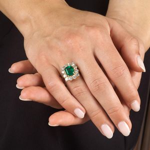 ANELLO A MARGHERITA CON SMERALDO BRASILIANO E DIAMANTI  - Asta Gioielli - Associazione Nazionale - Case d'Asta italiane