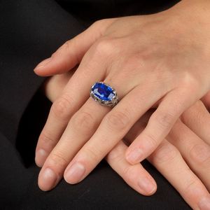ANELLO CON ZAFFIRO CEYLON E DIAMANTI  - Asta Gioielli - Associazione Nazionale - Case d'Asta italiane