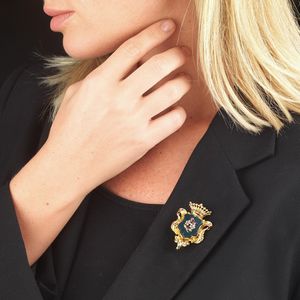SPILLA A FORMA DI STEMMA CON DIASPRO SANGUIGNO  - Asta Gioielli - Associazione Nazionale - Case d'Asta italiane