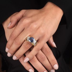 GRANDE ANELLO A FASCIA CON ZAFFIRO E DIAMANTI  - Asta Gioielli - Associazione Nazionale - Case d'Asta italiane