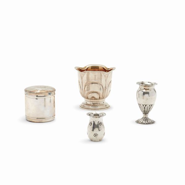 Due vasetti, una scatola tonda e un vaso in argento, Italia XX secolo  - Asta Gioielli - Associazione Nazionale - Case d'Asta italiane