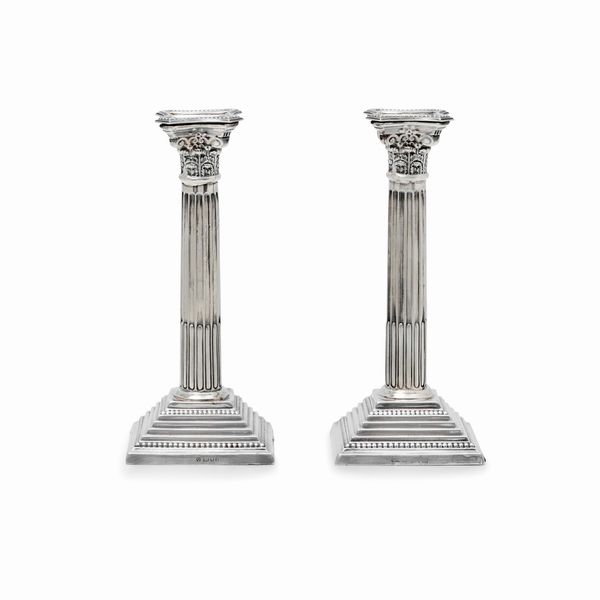 Coppia di candelieri in sterling, Londra XX secolo  - Asta Gioielli - Associazione Nazionale - Case d'Asta italiane