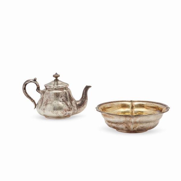 Una teiera e un centrotavola in argento, XIX secolo  - Asta Gioielli - Associazione Nazionale - Case d'Asta italiane