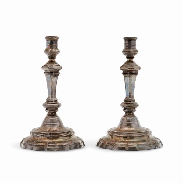 Coppia di candelieri in argento, Francia, XVIII secolo  - Asta Gioielli - Associazione Nazionale - Case d'Asta italiane