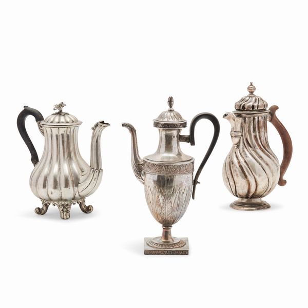 Due caffettiere e una cioccolatiera in argento, Napoli e Roma, XVIII secolo  - Asta Gioielli - Associazione Nazionale - Case d'Asta italiane