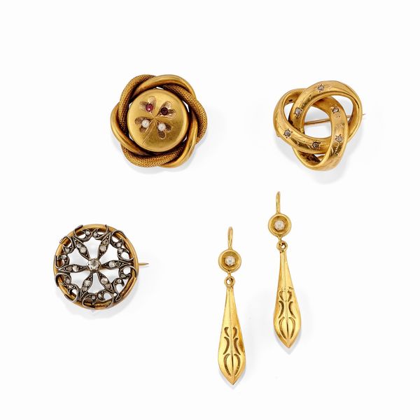 Tre spille e un paio di orecchini in oro giallo 18K, argento, diamanti e rubini  - Asta Gioielli - Associazione Nazionale - Case d'Asta italiane