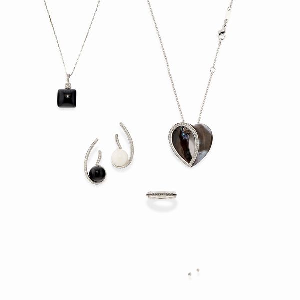 Cinque gioielli in oro bianco 18k, diamanti, onice, agata bianca e madreperla  - Asta Gioielli - Associazione Nazionale - Case d'Asta italiane