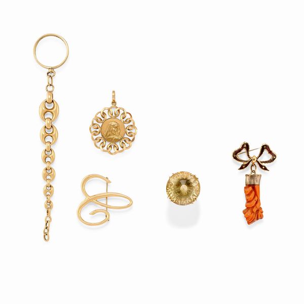 Un anello, due spille, un portachiavi e un pendente in oro, smalto, corallo e pietra colorata  - Asta Gioielli - Associazione Nazionale - Case d'Asta italiane