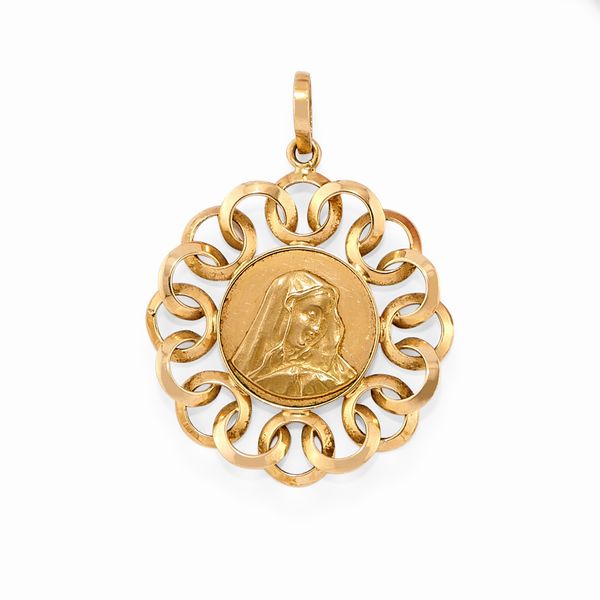 Un anello, due spille, un portachiavi e un pendente in oro, smalto, corallo e pietra colorata  - Asta Gioielli - Associazione Nazionale - Case d'Asta italiane