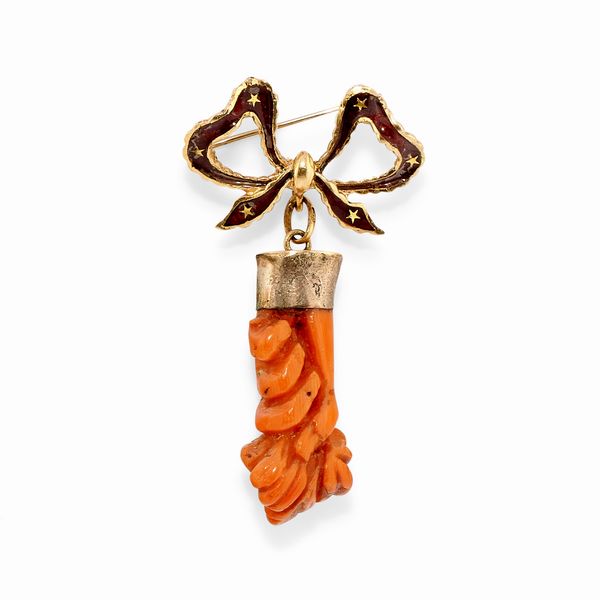Un anello, due spille, un portachiavi e un pendente in oro, smalto, corallo e pietra colorata  - Asta Gioielli - Associazione Nazionale - Case d'Asta italiane