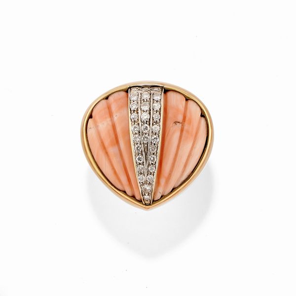 Faraone : Anello in oro bicolore 18k, corallo e diamanti  - Asta Gioielli - Associazione Nazionale - Case d'Asta italiane