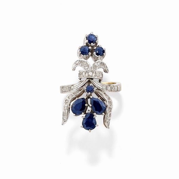 Anello in oro giallo 18k, argento, zaffiri e diamanti  - Asta Gioielli - Associazione Nazionale - Case d'Asta italiane