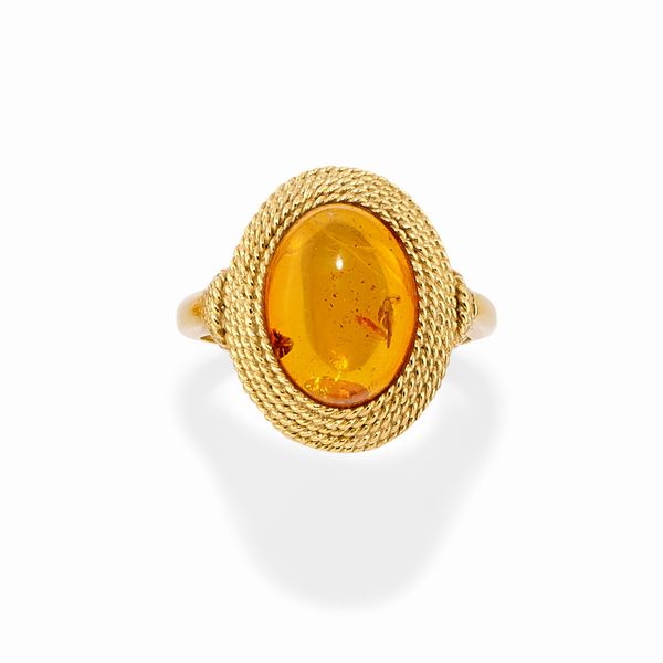 Anello in oro giallo 18k e ambra  - Asta Gioielli - Associazione Nazionale - Case d'Asta italiane