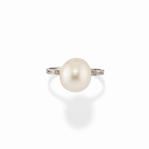 Anello in oro bianco 18k, perla naturale e diamanti  - Asta Gioielli - Associazione Nazionale - Case d'Asta italiane
