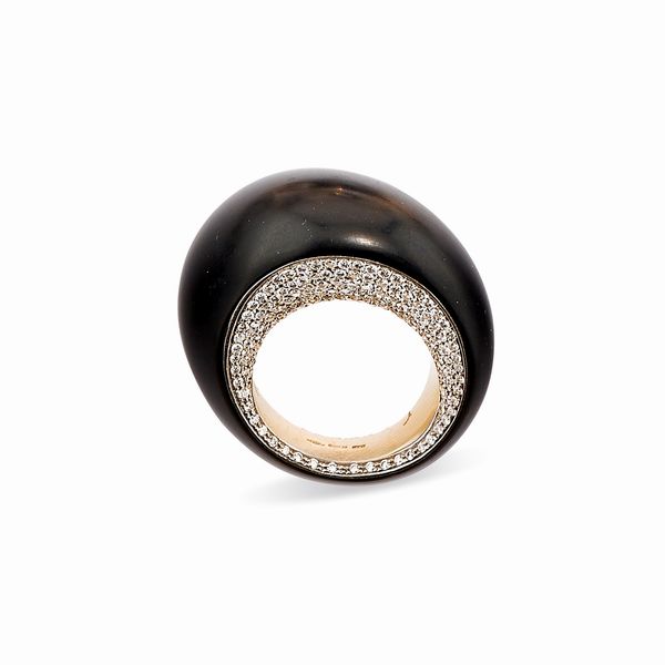 VHERNIER : Anello in oro bianco 18k, giaietto e diamanti  - Asta Gioielli - Associazione Nazionale - Case d'Asta italiane