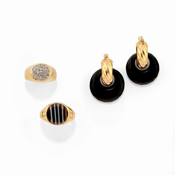 Due anelli e una coppia di orecchini in oro giallo 18k, diamanti, onice e agata  - Asta Gioielli - Associazione Nazionale - Case d'Asta italiane