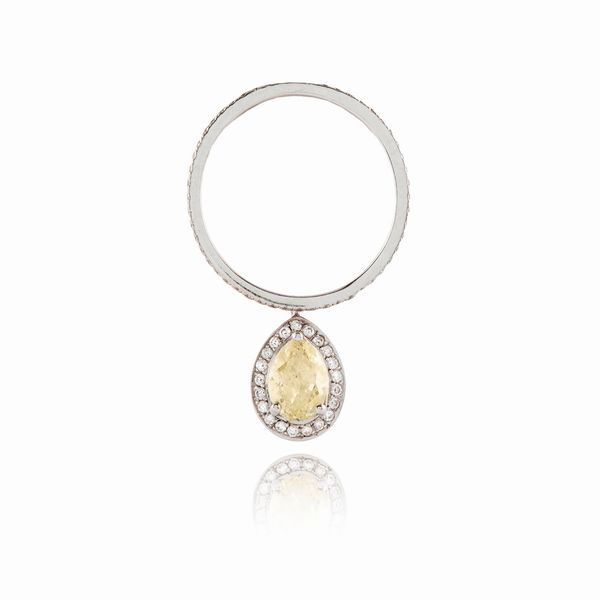 Anello in oro bianco 18k, diamante fancy e incolori  - Asta Gioielli - Associazione Nazionale - Case d'Asta italiane