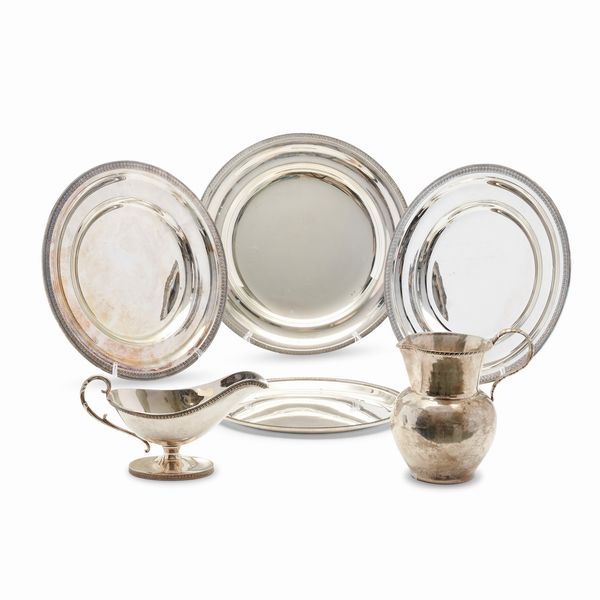 Quattro piatti tondi, una brocca e una salsiera in argento, Italia XX secolo  - Asta Gioielli - Associazione Nazionale - Case d'Asta italiane
