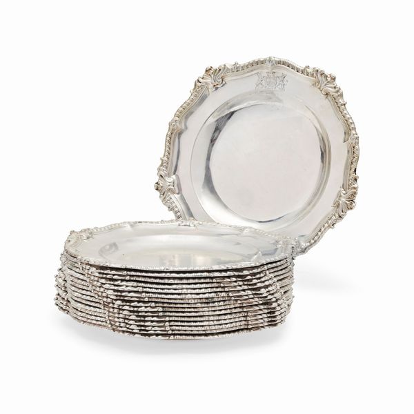 Sedici piatti in argento, Inghilterra, XX secolo  - Asta Gioielli - Associazione Nazionale - Case d'Asta italiane