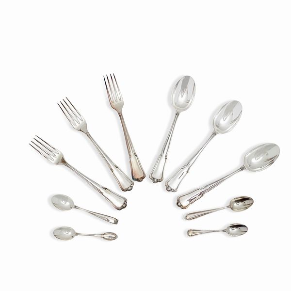 Sette servizi differenti in argento  - Asta Gioielli - Associazione Nazionale - Case d'Asta italiane