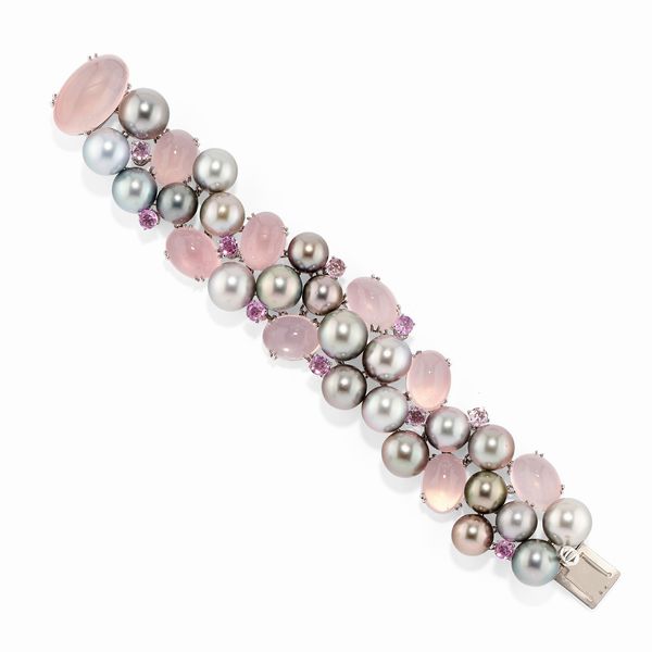 UTOPIA : Bracciale in oro bianco 18k, perle coltivate Tahiti, quarzo rosa e zaffiri rosa  - Asta Gioielli - Associazione Nazionale - Case d'Asta italiane