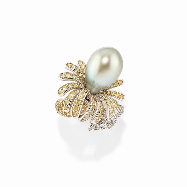 Anello in oro bianco 18k, perla, diamanti e pietre gialle  - Asta Gioielli - Associazione Nazionale - Case d'Asta italiane