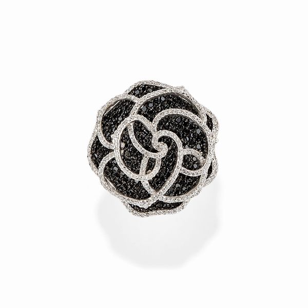 Anello in oro bianco 18k con diamanti neri e bianchi  - Asta Gioielli - Associazione Nazionale - Case d'Asta italiane