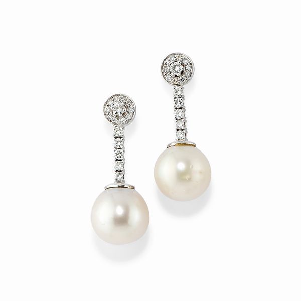 Orecchini in oro bianco 18k, diamanti e perle coltivate  - Asta Gioielli - Associazione Nazionale - Case d'Asta italiane