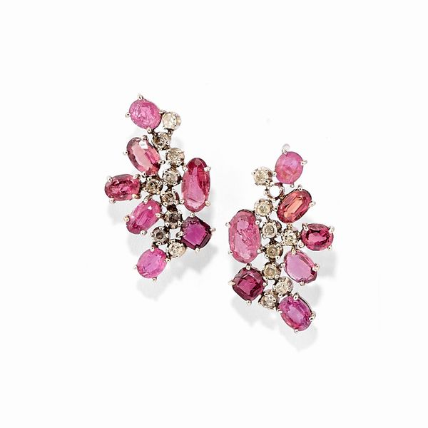 Orecchini in oro bianco 18k, diamanti e rubini  - Asta Gioielli - Associazione Nazionale - Case d'Asta italiane