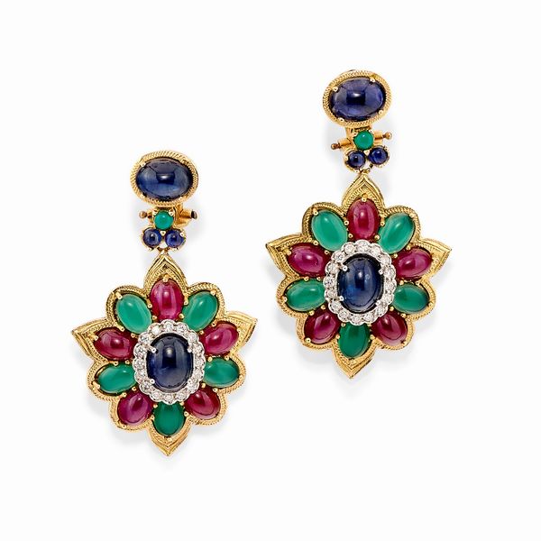 Orecchini in oro giallo 14k, diamanti, zaffiri, rubini e crisoprasio  - Asta Gioielli - Associazione Nazionale - Case d'Asta italiane