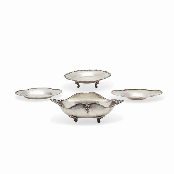 Centrotavola e tre piattini in argento, Italia XX secolo  - Asta Gioielli - Associazione Nazionale - Case d'Asta italiane