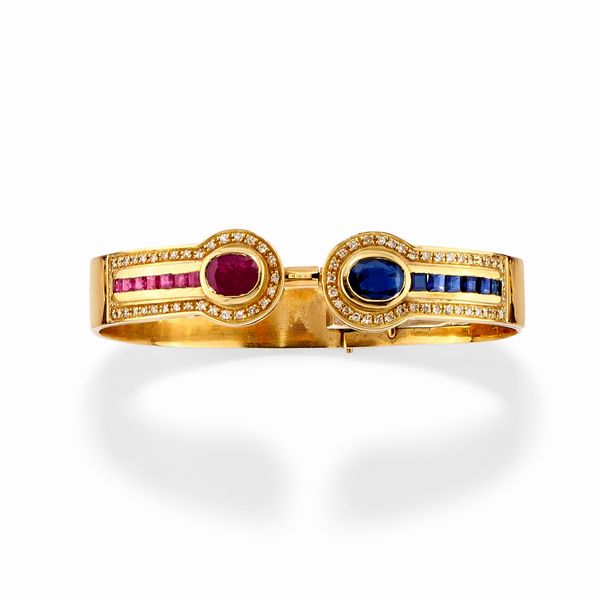 Bracciale rigido in oro giallo 18k, zaffiri, rubini e diamanti  - Asta Gioielli - Associazione Nazionale - Case d'Asta italiane