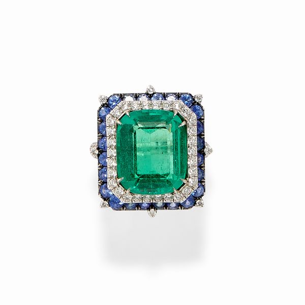 Anello in oro bianco 18k, smeraldo, diamanti e zaffiri  - Asta Gioielli - Associazione Nazionale - Case d'Asta italiane