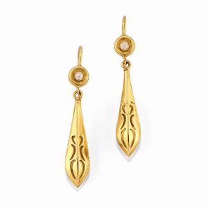 Tre spille e un paio di orecchini in oro giallo 18K, argento, diamanti e rubini  - Asta Gioielli - Associazione Nazionale - Case d'Asta italiane