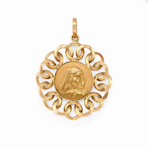 Un anello, due spille, un portachiavi e un pendente in oro, smalto, corallo e pietra colorata  - Asta Gioielli - Associazione Nazionale - Case d'Asta italiane