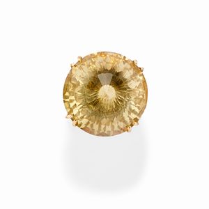 Un anello, due spille, un portachiavi e un pendente in oro, smalto, corallo e pietra colorata  - Asta Gioielli - Associazione Nazionale - Case d'Asta italiane