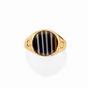 Due anelli e una coppia di orecchini in oro giallo 18k, diamanti, onice e agata  - Asta Gioielli - Associazione Nazionale - Case d'Asta italiane